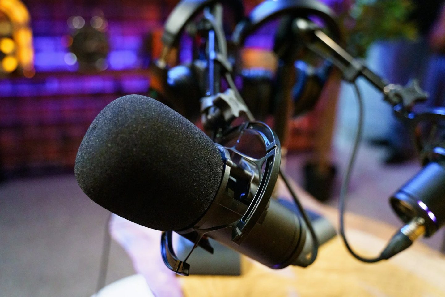 Microphone noir et argent monté sur un support