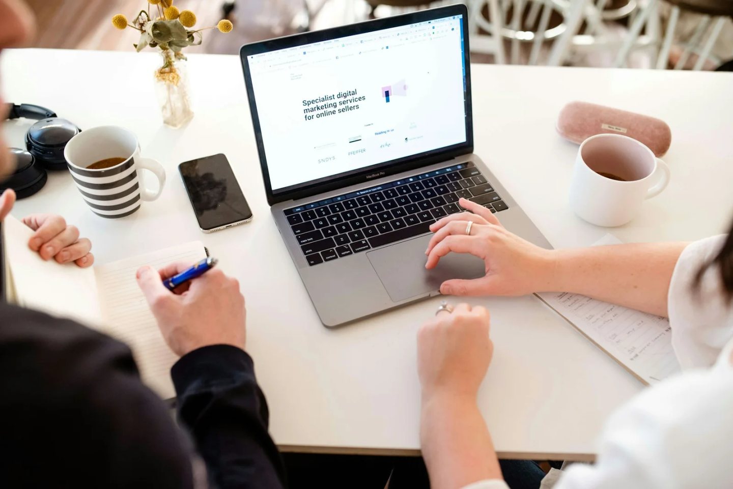 Personne travaillant sur un ordinateur portable