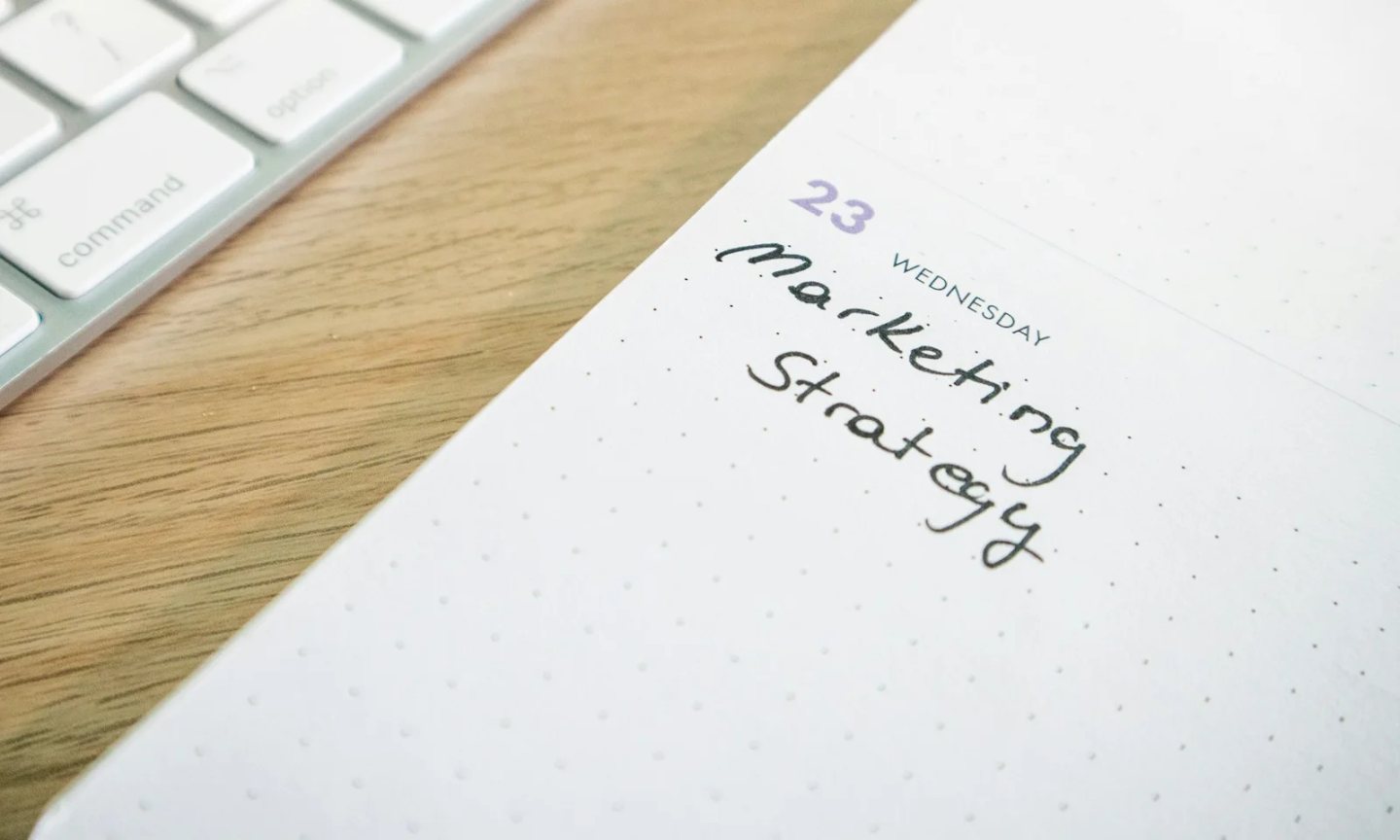 Carnet ouvert sur les mots Marketing Strategy