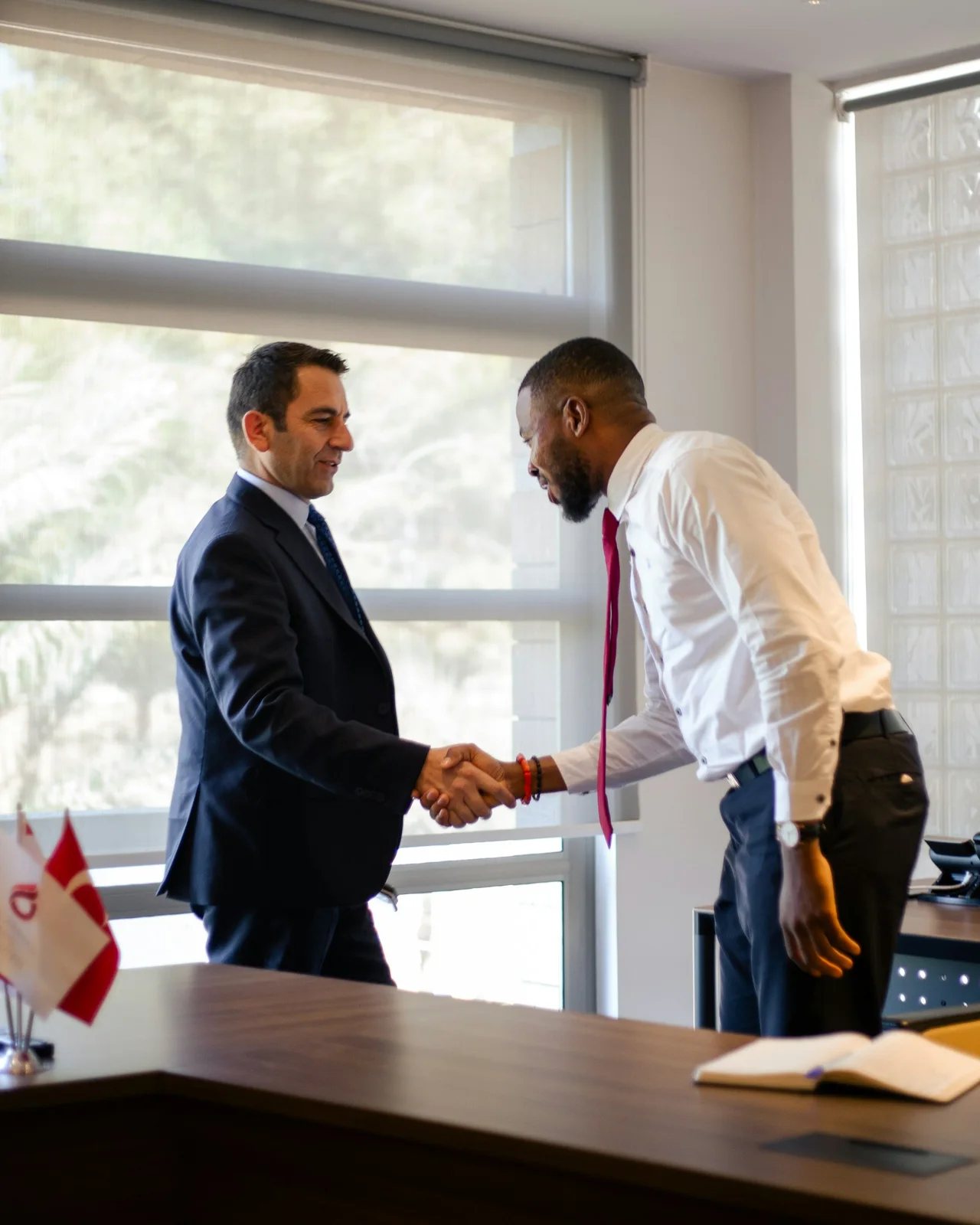 Deux professionnels se serrant la main au bureau
