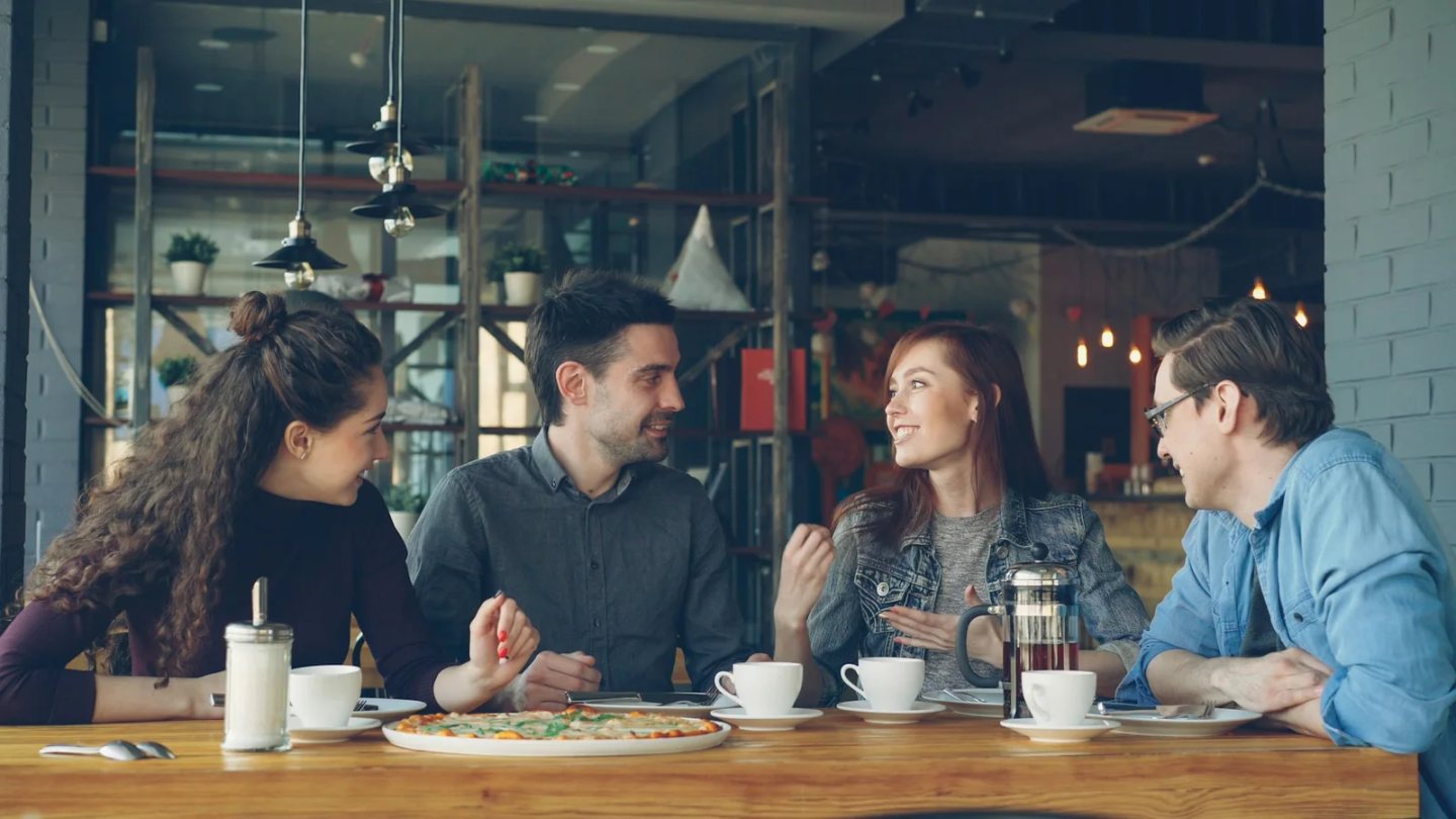 Conversation entre amis dans un café
