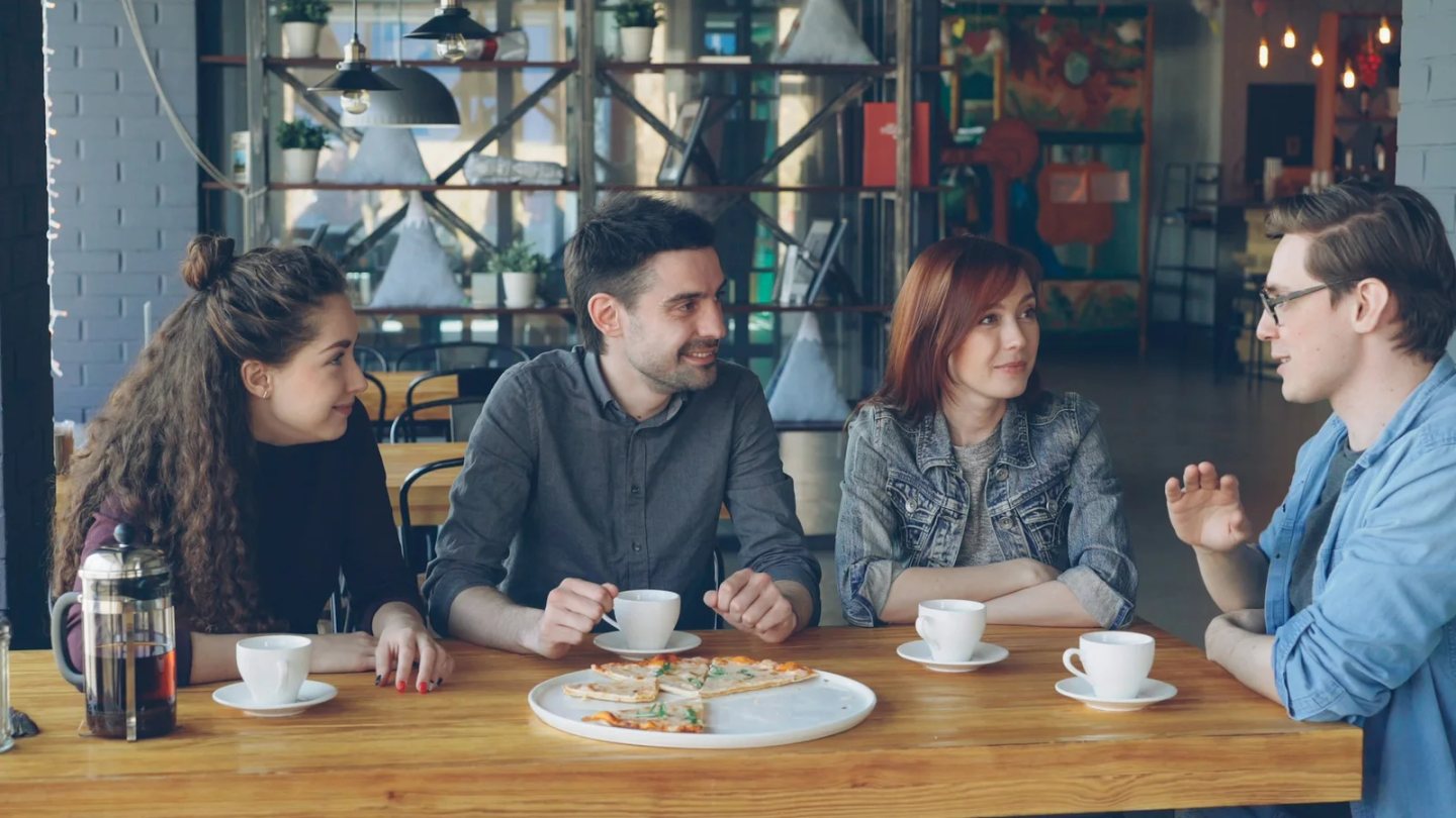 Amis échangeant autour d'une table de café