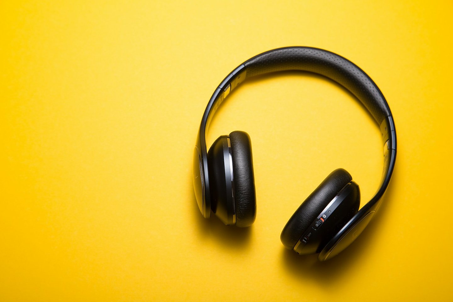 Casque audio noir sur un fond jaune